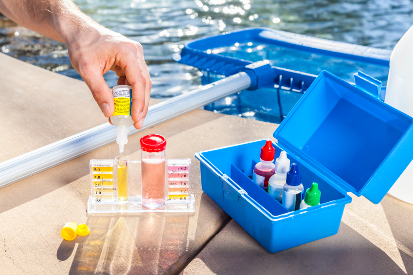 Teste químico da água da piscina